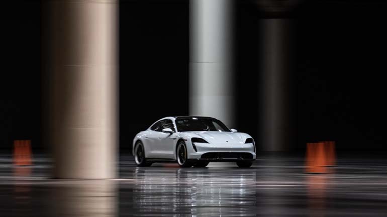 Έπιασε τα 165 χλμ./ώρα μέσα σε κτήριο!